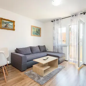 sunny-apartment-ili-near-amfiteatar.pula-hotels.org/